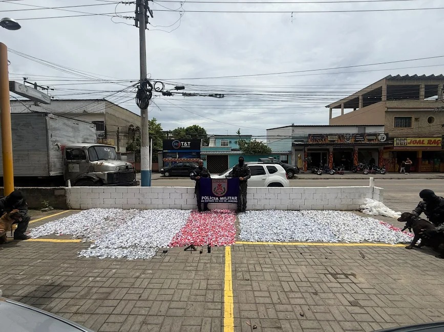 Polícia Militar prende dois suspeitos e apreende armas e grande quantidade de drogas em Belford Roxo